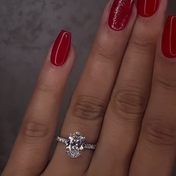 Elegant Silver Oval-Cut Ring - Picture 6 of 14